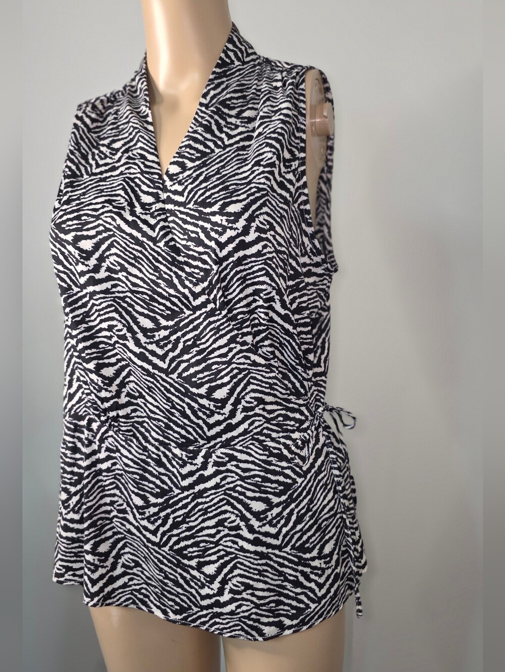 Bananna Republic Sleeveless Tailoring Zebra Print Silky overlay top w/tie Size M